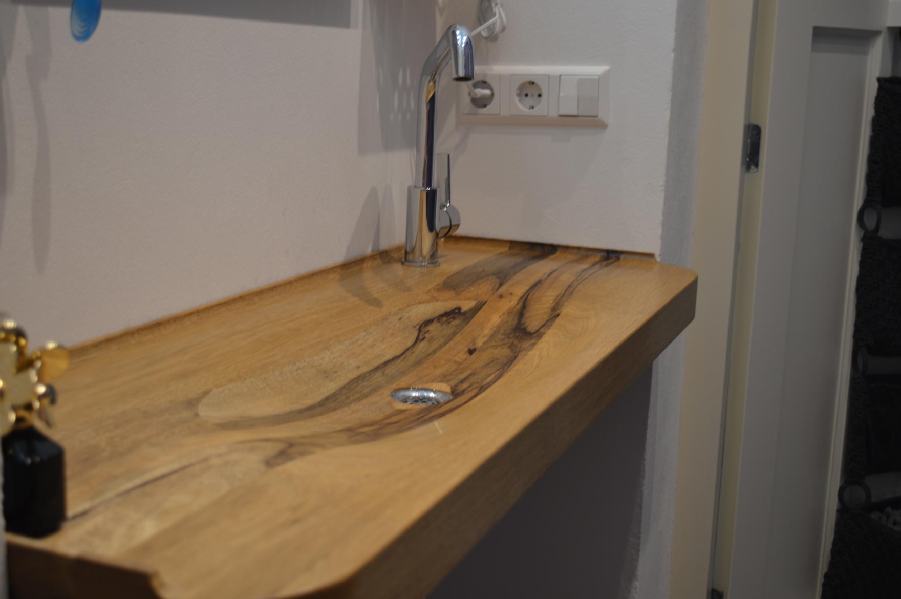 Houten wastafel op maat in kleine badkamer Wasbak Voor De Badkamer ~ Houten wastafel op maat in kleine badkamer